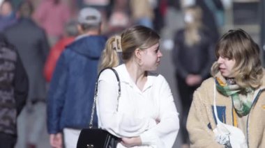 KYIV, UKRAINE 6 Ekim 2024: Sonbaharda büyük bir şehrin kalabalık bir caddesi, yavaş çekim