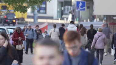 KYIV, UKRAINE 6 Ekim 2024: İnsanlar sonbaharda cadde boyunca ağır çekimde yürür