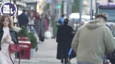 KYIV, UKRAINE 6 Ekim 2024: İnsanlar sonbaharda cadde boyunca ağır çekimde yürür