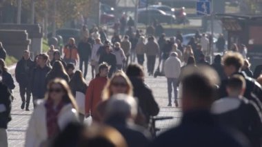 KYIV, UKRAINE 6 Ekim 2024: İnsanlar sonbaharda cadde boyunca ağır çekimde yürür