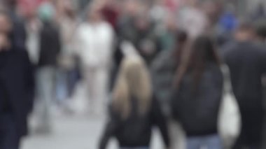 KYIV, UKRAINE 6 Ekim 2024: İnsanlar sonbaharda cadde boyunca ağır çekimde yürür