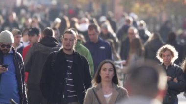 KYIV, UKRAINE 6 Ekim 2024: İnsanlar sonbaharda cadde boyunca ağır çekimde yürür