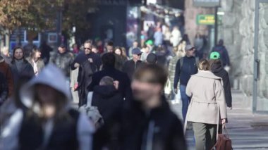 KYIV, UKRAINE 6 Ekim 2024: İnsanlar sonbaharda cadde boyunca ağır çekimde yürür