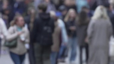 KYIV, UKRAINE 6 Ekim 2024: Birçok insan sonbaharda yavaş çekimde caddede yürür