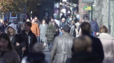 KYIV, UKRAINE 6 Ekim 2024: Birçok insan sonbaharda yavaş çekimde caddede yürür