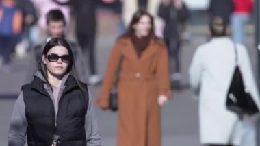 KYIV, UKRAINE 6 Ekim 2024: Birçok insan sonbaharda yavaş çekimde caddede yürür