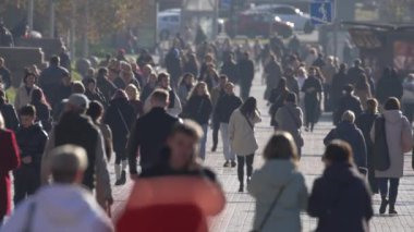 KYIV, UKRAINE 6 Ekim 2024: Birçok insan sonbaharda yavaş çekimde caddede yürür