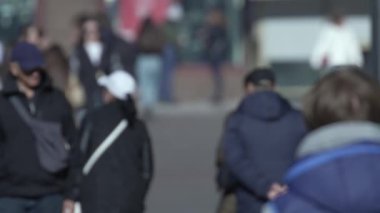 KYIV, UKRAINE 6 Ekim 2024: Birçok insan sonbaharda yavaş çekimde caddede yürür