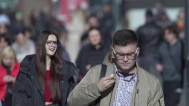 KYIV, UKRAINE 6 Ekim 2024: Birçok insan sonbaharda yavaş çekimde caddede yürür