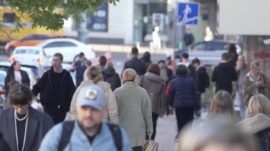 KYIV, UKRAINE 6 Ekim 2024: Birçok insan sonbaharda yavaş çekimde caddede yürür