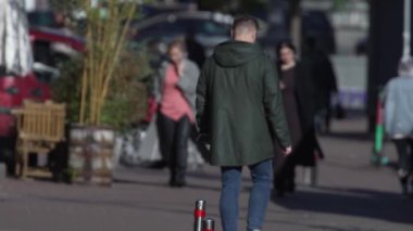 KYIV, UKRAINE 6 Ekim 2024: Birçok insan sonbaharda yavaş çekimde caddede yürür
