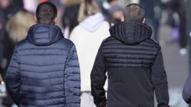 KYIV, UKRAINE 6 Ekim 2024: Birçok insan sonbaharda yavaş çekimde caddede yürür