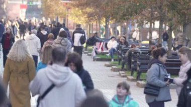 KYIV, UKRAINE 6 Ekim 2024: Birçok insan sonbaharda yavaş çekimde caddede yürür