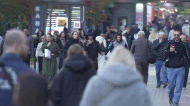 KYIV, UKRAINE 6 Ekim 2024: Birçok insan sonbaharda yavaş çekimde caddede yürür