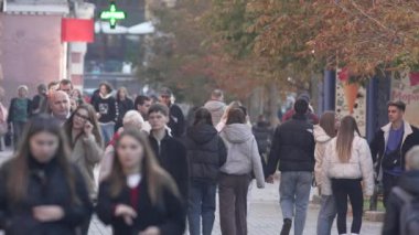 KYIV, UKRAINE 6 Ekim 2024: Birçok insan sonbaharda yavaş çekimde caddede yürür