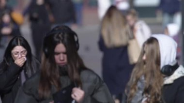 KYIV, UKRAINE 6 Ekim 2024: Sonbaharda sokaktaki kalabalık, yavaş çekim