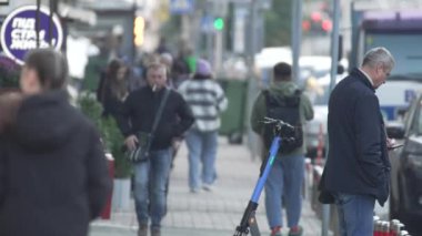 KYIV, UKRAINE 6 Ekim 2024: Sonbaharda sokaktaki kalabalık, yavaş çekim