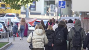 KYIV, UKRAINE 6 Ekim 2024: Sonbaharda sokaktaki kalabalık, yavaş çekim