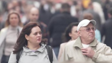 KYIV, UKRAINE 6 Ekim 2024: Sonbaharda sokaktaki kalabalık, yavaş çekim