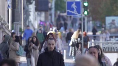 KYIV, UKRAINE 6 Ekim 2024: Sonbaharda sokaktaki kalabalık, yavaş çekim