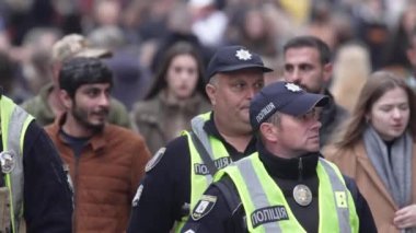 KYIV, UKRAINE 6 Ekim 2024: Sonbaharda sokaktaki kalabalık, yavaş çekim