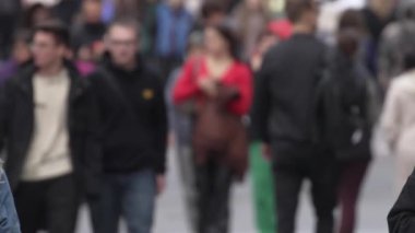 KYIV, UKRAINE 6 Ekim 2024: Sonbaharda sokaktaki kalabalık, yavaş çekim