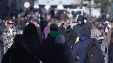 KYIV, UKRAINE 6 Ekim 2024: Sonbaharda sokaktaki kalabalık, yavaş çekim