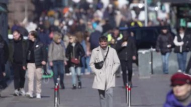 KYIV, UKRAINE 6 Ekim 2024: Sonbaharda sokaktaki kalabalık, yavaş çekim