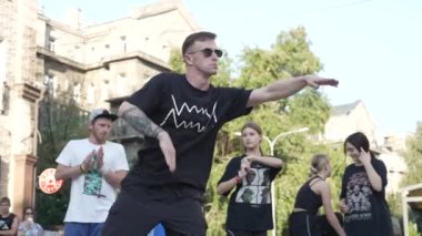 KYIV, UKRAINE 21 Ekim 2024: Kyiv, Ukrayna 'da sokak dansçısı ağır çekim