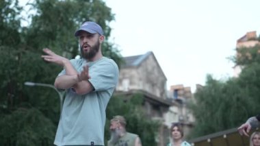 KYIV, UKRAINE 21 Ekim 2024: Kyiv, Ukrayna 'da sokak dansçısı ağır çekim