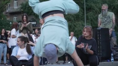 KYIV, UKRAINE 21 Ekim 2024: Kyiv, Ukrayna 'da sokak dansçısı ağır çekim