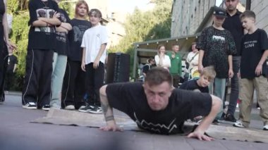 KYIV, UKRAINE 21 Ekim 2024: Kyiv, Ukrayna 'da sokak dansçısı ağır çekim