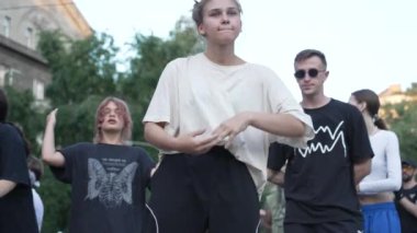 KYIV, UKRAINE 21 Ekim 2024: Ukrayna 'nın başkenti Kyiv' de bir dansçı break dans yapıyor.