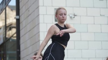 KYIV, UKRAINE 21 Ekim 2024: Ukrayna 'nın başkenti Kyiv' de bir dansçı break dans yapıyor.