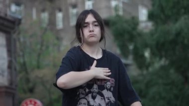 KYIV, UKRAINE 21 Ekim 2024: Ukrayna 'nın başkenti Kyiv' de bir dansçı break dans yapıyor.