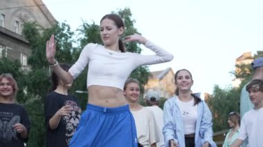 KYIV, UKRAINE 21 Ekim 2024: Ukrayna 'nın başkenti Kyiv' de bir dansçı break dans yapıyor.