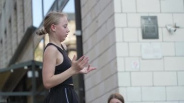 KYIV, UKRAINE 21 Ekim 2024: Ukrayna 'nın başkenti Kyiv' de bir dansçı break dans yapıyor.