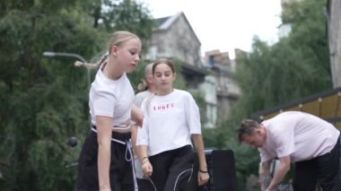 KYIV, UKRAINE 21 Ekim 2024: Ukrayna 'nın başkenti Kyiv' de bir dansçı break dans yapıyor.