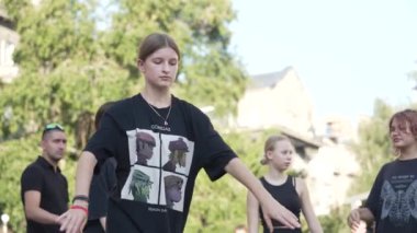 KYIV, UKRAINE 21 Ekim 2024: Ukrayna 'nın başkenti Kyiv' de bir dansçı break dans yapıyor.