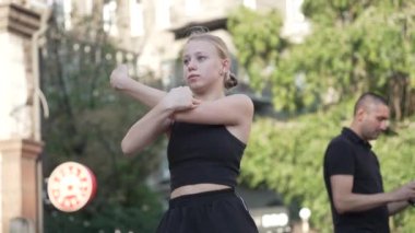 KYIV, UKRAINE 21 Ekim 2024: Ukrayna 'nın başkenti Kyiv' de bir dansçı break dans yapıyor.