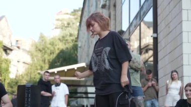 KYIV, UKRAINE 21 Ekim 2024: Ukrayna 'nın başkenti Kyiv' de bir dansçı break dans yapıyor.