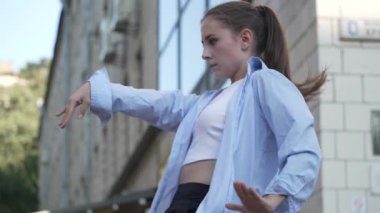 KYIV, UKRAINE 21 Ekim 2024: Ukrayna 'nın başkenti Kyiv' de bir dansçı break dans yapıyor.