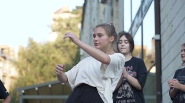 KYIV, UKRAINE 21 Ekim 2024: Ukrayna 'nın başkenti Kyiv' de bir dansçı break dans yapıyor.