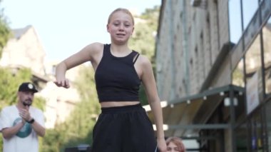 KYIV, UKRAINE 21 Ekim 2024: Ukrayna 'nın başkenti Kyiv' de bir dansçı break dans yapıyor.