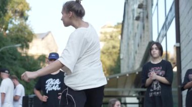 KYIV, UKRAINE 21 Ekim 2024: Ukrayna 'nın başkenti Kyiv' de bir dansçı break dans yapıyor.