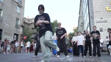 KYIV, UKRAINE 21 Ekim 2024: Ukrayna 'nın başkenti Kyiv' de bir dansçı break dans yapıyor.