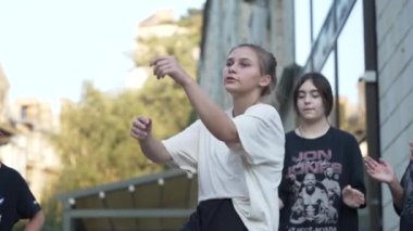 KYIV, UKRAINE 21 Ekim 2024: Ukrayna 'nın başkenti Kyiv' de bir dansçı break dans yapıyor.