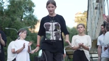 KYIV, UKRAINE 21 Ekim 2024: Ukrayna 'nın başkenti Kyiv' de bir dansçı break dans yapıyor.