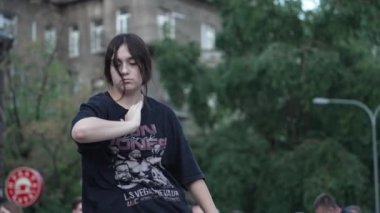 KYIV, UKRAINE 21 Ekim 2024: Ukrayna 'nın başkenti Kyiv' de bir dansçı break dans yapıyor.