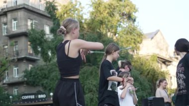 KYIV, UKRAINE 21 Ekim 2024: Ukrayna 'nın başkenti Kyiv' de bir dansçı break dans yapıyor.
